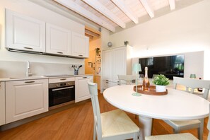 Fridge, oven, dishwasher, coffee/tea maker