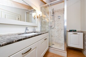 Shower, hair dryer, bidet, towels