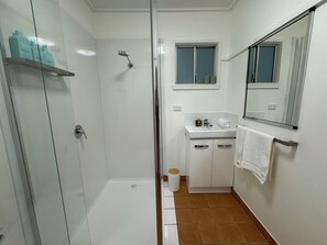 Shower, hair dryer, towels, soap - Kath's Cottage - Your Haven Away From Home (Cooktown)