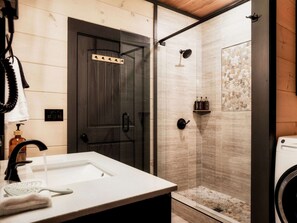 Douche, séchoir à cheveux, serviettes fournies