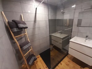 Douche, serviettes fournies