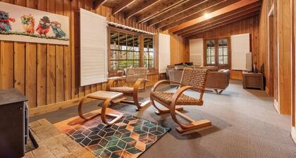 Cedar Log Cabin Bush Retreat – Pet-Friendly | Fire Pit | Wildlife Escape