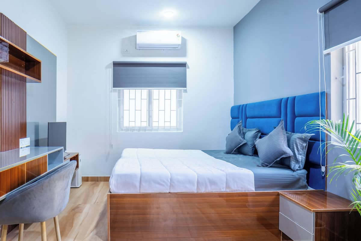 Studio, vue ville | Coffres-forts dans les chambres, bureau