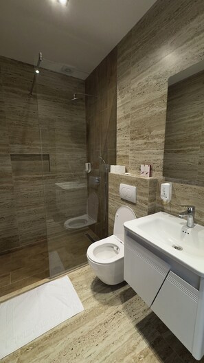 Comfort Triple Room, Balcony, City View | Bathroom | Shower, rainfall showerhead, free toiletries, hair dryer - Semitronix Hotel (Pec)