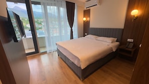 Doppia Standard, balcone, vista città | 1 camera, insonorizzazione, Wi-Fi gratuito