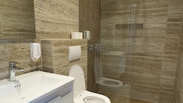 Deluxe-Dreibettzimmer, Bergblick | Badezimmer | Dusche, Regendusche, kostenlose Toilettenartikel, Haartrockner