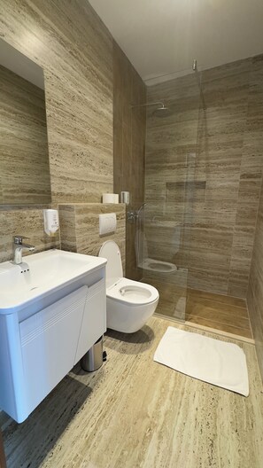 Tripla Deluxe, vista montagna | Bagno | Doccia, soffione a pioggia, set di cortesia gratuito, asciugacapelli