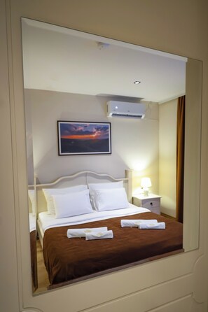 Deluxe tweepersoonskamer, uitzicht op de stad | Geluiddichte muren, gratis wifi