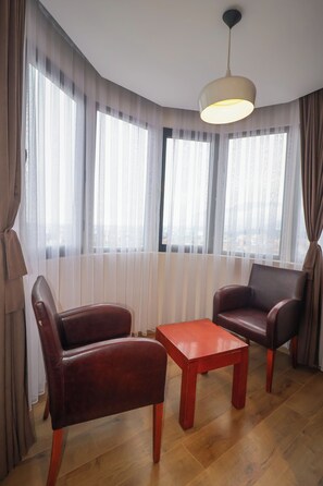 Habitación triple Deluxe, vista a la montaña | Insonorización y wifi gratis 