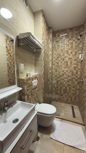 Standard Twin Room, Balcony, City View | Bathroom | Shower, rainfall showerhead, free toiletries, hair dryer - Semitronix Hotel (Pec)