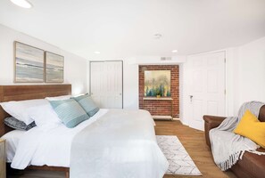 2 bedrooms, desk, iron/ironing board, WiFi