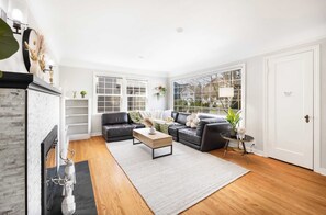 Una televisión, videojuegos, una oficina