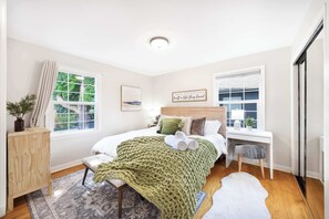 2 bedrooms, desk, iron/ironing board, WiFi