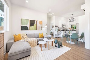 Una televisión, una oficina