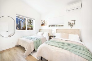 2 dormitorios, escritorio, tabla de planchar con plancha y cuna de viaje