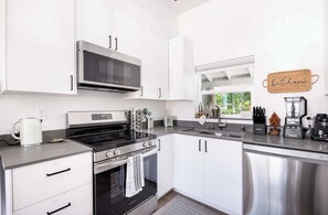 Frigorífico, microondas, horno y placa de cocina