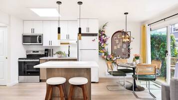 Coffee/tea maker, fridge, microwave, oven
