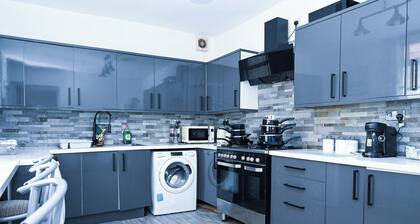 Family & Contractor-Friendly Stylish & Spacious • 5BR • Free Parking Sleeps 15.
