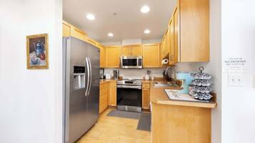 Een koelkast, een microgolfoven, een oven, een kookplaat