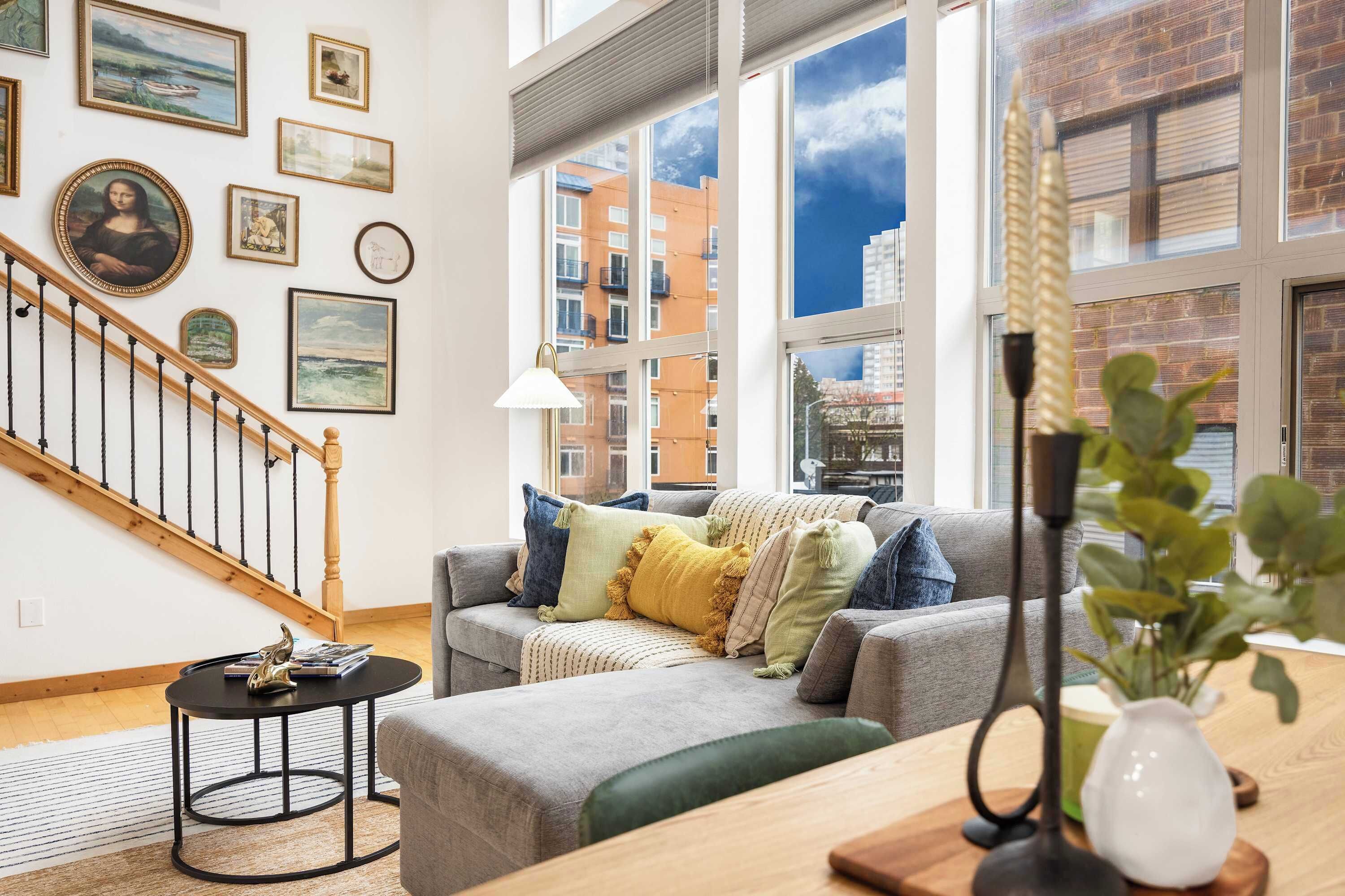 Een televisie, een open haard en een kantoor