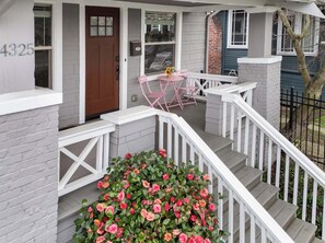 Exterior detail - Sunny 3BR Home Near UW & Children Hospital, Gym (Seattle)