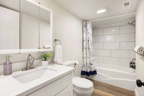 Ducha, secador de pelo, toallas y champú