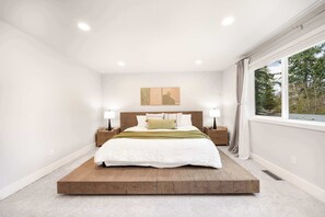 4 bedrooms, desk, iron/ironing board, WiFi - Modern 4BR Family Oasis - Treehouse Bunk &Game Room (Shoreline)