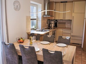 Microwave, oven, dishwasher - Stunning  villa for 6 guests with WIFI, pool, TV and terrace (Bremerhaven)