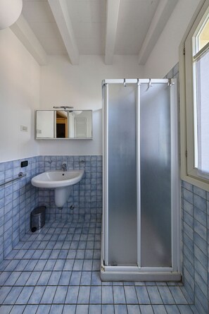 Sèche-cheveux, serviettes fournies, papier toilette