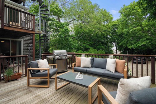 Rare Private Deck, Dog Friendly, Walk to Harbor!