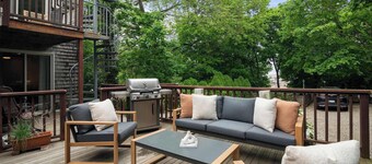 Rare Private Deck, Dog Friendly, Walk to Harbor!