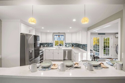 Incredible Family Escape, Game Room, Waterfront!