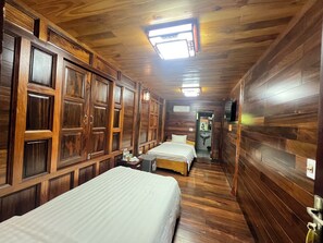 Habitación Deluxe con 2 camas individuales | Cortinas opacas, tabla de planchar con plancha, wifi gratis