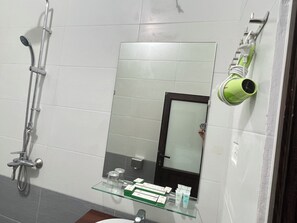 Dusche, kostenlose Toilettenartikel, Haartrockner, Handtücher