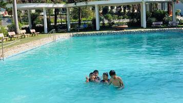 Una piscina al aire libre de temporada