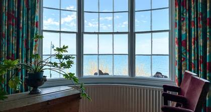 Seafront Serenity - unique stylish home on the seafront