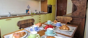 Lovely apartment for 5 guests with WIFI, TV and balcony