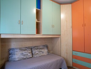 Travel crib, free WiFi