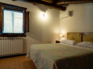1 bedroom, travel cot, free WiFi