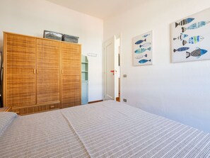 1 Schlafzimmer, Reisekinderbett
