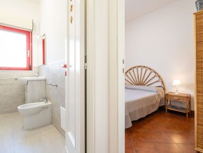 1 bedroom, travel cot