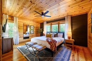 5 bedrooms, desk, iron/ironing board, travel crib