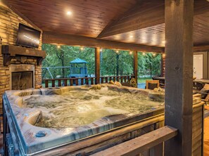 Indoor spa tub