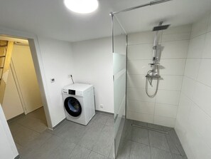 Regadera, secadora de cabello, toallas, jabón 