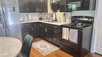 Kylskåp, mikrovågsugn, ugn och spishäll