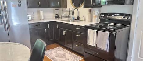 Kjøleskap, mikrobølgeovn, ovn og kokeplater