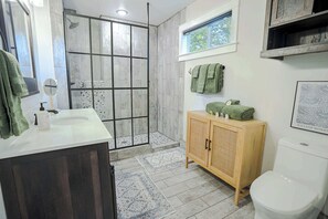 Dusche, Haartrockner, Handtücher, Shampoo