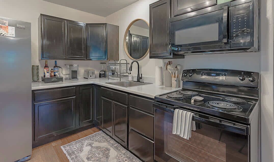 Een koelkast, een magnetron, een oven, een kookplaat