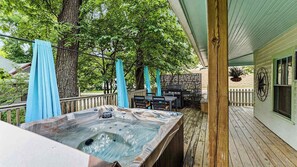 Outdoor dining - Traveling together but want space and privacy? (Eureka Springs)