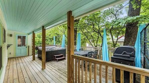 Outdoor dining - Traveling together but want space and privacy? (Eureka Springs)